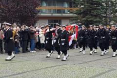 Składanie kwiatów na pl. Słowiańskim